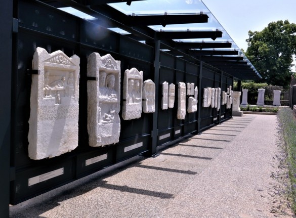 Εγκαίνια της έκθεσης «Ο Τοίχος της Μνήμης» στο Αρχαιολογικό Μουσείο Βέροιας και του αρχαιολογικού πάρκου του «Νεκροταφείου των Αιγών – Βασιλικής Συστάδας των Τημενιδών»